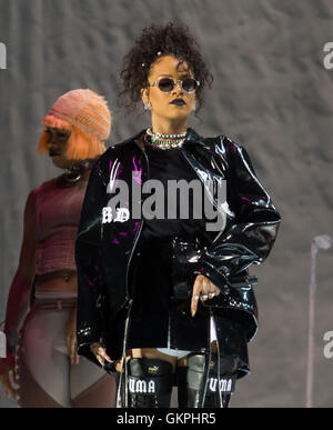 Rihanna effettuando al Virgin Media stadio durante il V Festival a Hylands Park a Chelmsford Essex. Foto Stock