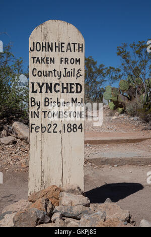 La tomba marcatore per John Heath in Boot Hill Cimitero in oggetto contrassegnato per la rimozione definitiva, Arizona Foto Stock