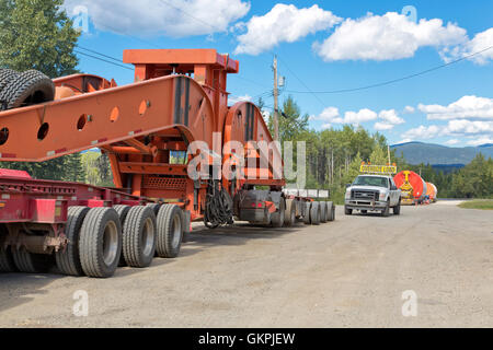 Trasportare le torri a turbina eolica, 'GE' , portare il veicolo, voce per Tumbler Ridge. Foto Stock