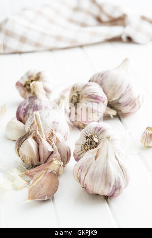 L'aglio fresco sul tavolo da cucina. Foto Stock