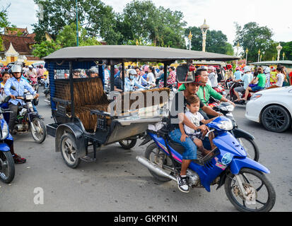 Il traffico pesante attraverso le strade della città la sera, Phnom Penh Cambogia Foto Stock