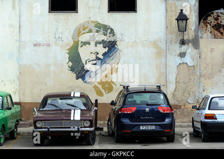 Murale di Ernesto Che Guevara su un edificio a l'Avana Vecchia (La Habana Vieja), Cuba Foto Stock