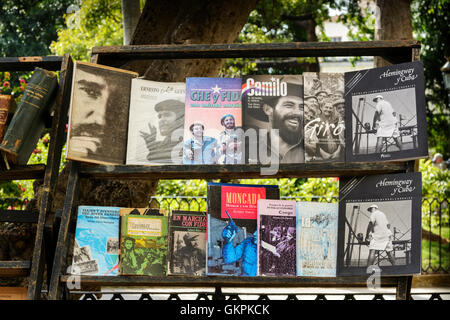 Rivoluzionario di libri in vendita su un libro stallo nella Plaza de Armas, l'Avana Vecchia (La Habana Vieja), Cuba Foto Stock