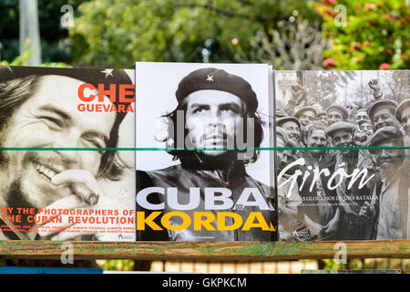 Rivoluzionario di libri in vendita su un libro stallo nella Plaza de Armas, l'Avana Vecchia (La Habana Vieja), Cuba Foto Stock