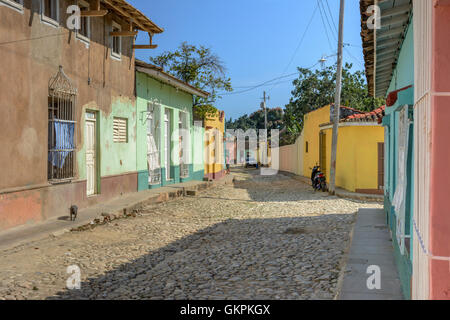 Scena di strada con dipinti tradizionali edifici in Trinidad, Sancti Spiritus provincia, Cuba Foto Stock