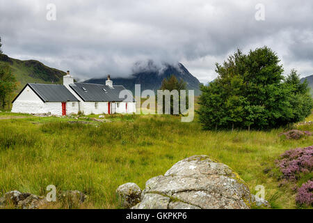 Un cottage sotto il moountains a Glencoe nelle Highlands scozzesi Foto Stock