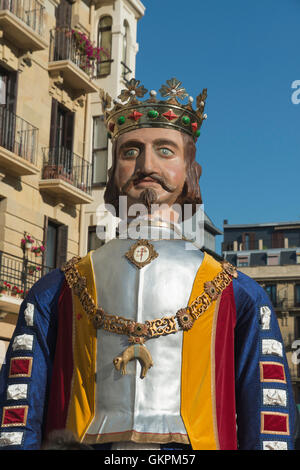 Sfilata di Gigantes y Cabezudos giganti e teste grandi a San Sebastian annuali di Semana Grande feria Paese Basco in Spagna Foto Stock