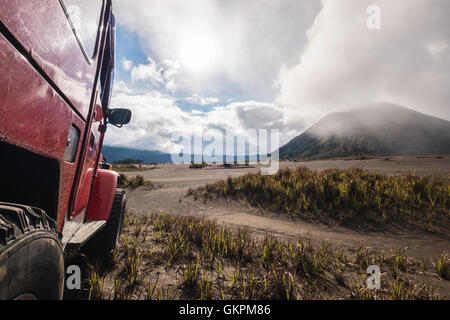 Rosso spento auto da strada a Monte Bromo, Indonesia, avventura trial Foto Stock