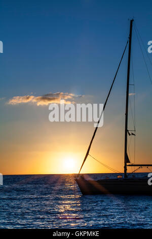 Sailing yacht in mare al tramonto Foto Stock