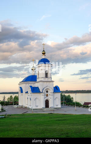 Vinnovka, Russia - 25 giugno 2016. Vista sulla chiesa dell Icona della Madre di Dio di Kazan in monastero Svyato-Bogorodicky Foto Stock