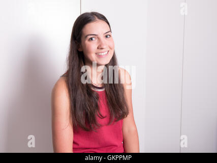 Ritratto di giovane sportivo ragazza sorridente alla fotocamera Foto Stock