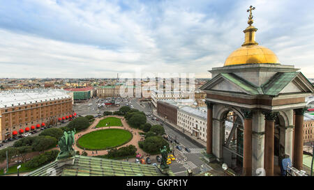 La torre e la vista dal colonnato di San Isacco cattedrale, San Pietroburgo, Russia. Foto Stock