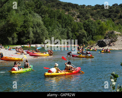 Facendo un viaggio in canoa è molto popolari in Francia, questo è il fiume Herault nella regione di Cevennes in estate. Foto Stock