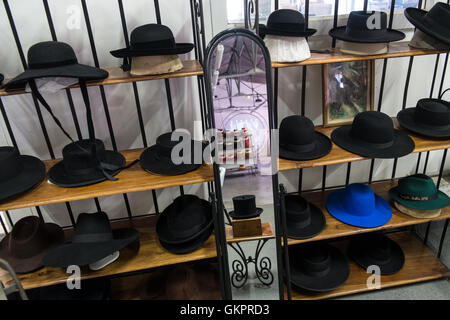 Cappello in feltro la produzione in fabbrica a Couiza,Aude,a sud della Francia.tradizionali artigiani produrre. Foto Stock