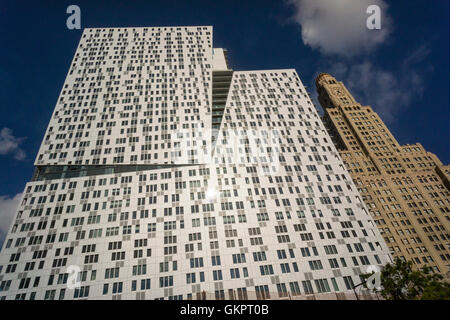Il Williamsburgh Savings Bank Building, destro di Brooklyn a New York accanto al nuovo sviluppo in Downtown Brooklyn, 300 Ashland Place, il Sabato, 20 agosto 2016. (© Richard B. Levine) Foto Stock