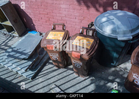 Scomparti per il New York Dipartimento di Igiene di rifiuti organici programma di raccolta nel Park Slope quartiere di Brooklyn a New York Sabato, Agosto 20, 2016 . (© Richard B. Levine) Foto Stock