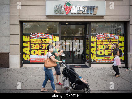 La Fragola store in Union Square di New York annuncia che è la chiusura di questo particolare ramo della catena, domenica 21 agosto, 2016. Il negozio diventerà un Bolton, un altro abbigliamento donna catena di catering per un diverso demografici. (© Richard B. Levine) Foto Stock