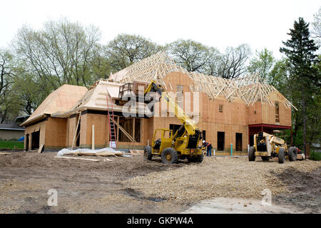 Nuova casa essendo costruita sul lotto di una casa per lo smontaggio. A nord del fiume Mississippi Boulevard. St Paul Minnesota MN USA Foto Stock