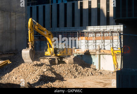 Un Komatsu PC490LC escavatore idraulico spostando le macerie su un cantiere nel centro cittadino di Toronto, Ontario, Canada. Foto Stock