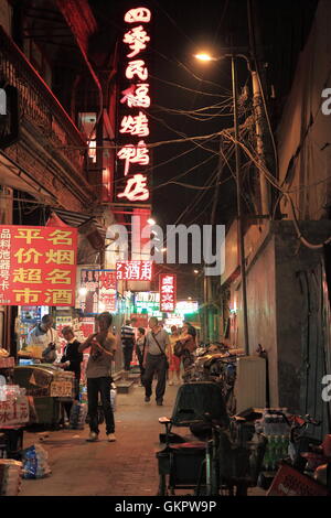 Scena notturna di back street a Beijing in Cina. Foto Stock