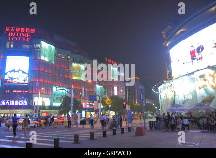 Scena notturna di Wangfujing street a Beijing in Cina. Foto Stock