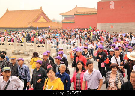 I turisti passeggiata nella Città Proibita di Pechino in Cina. Foto Stock
