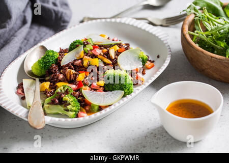 Riceberry tailandese con pepe e insalata di broccoli Foto Stock