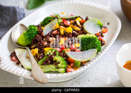 Riceberry tailandese con pepe e insalata di broccoli Foto Stock