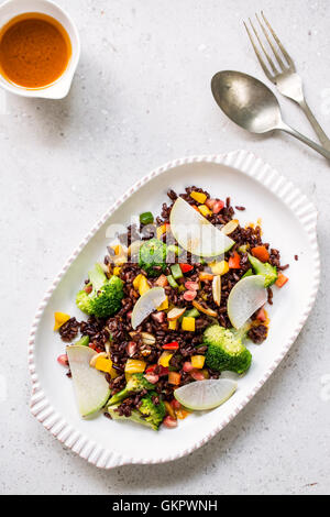 Riceberry tailandese con pepe e insalata di broccoli Foto Stock