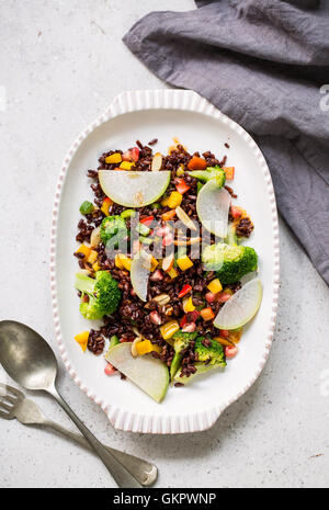 Riceberry tailandese con pepe e insalata di broccoli Foto Stock