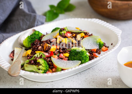 Riceberry tailandese con pepe e insalata di broccoli Foto Stock