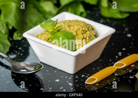 Il Pesto in una salsiera Foto Stock