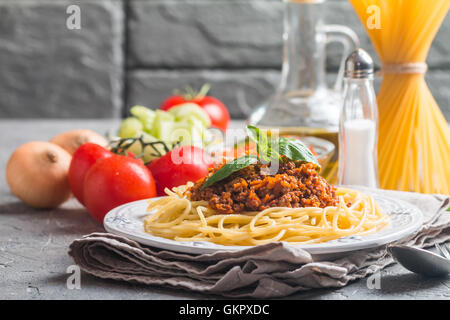 Spaghetti alla bolognese con ingredienti Foto Stock