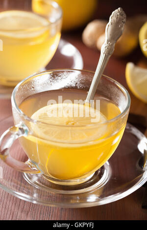 Limone caldo tè allo zenzero in tazza di vetro Foto Stock