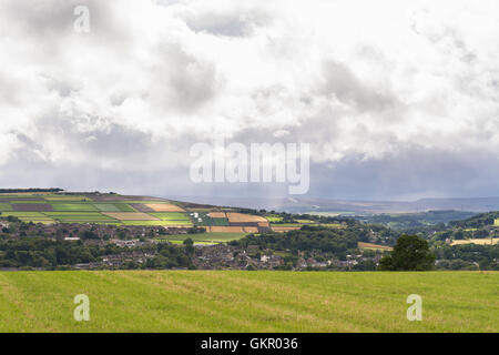 Il South Yorkshire Panorama - vista su Penistone città mercato con un628 strada che conduce oltre le montagne in distanza Foto Stock