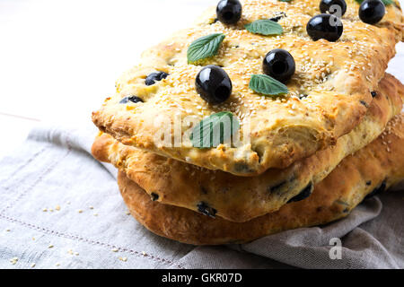 Pila di italiano tradizionale focaccia pane sul tovagliolo di lino. In casa italiana tradizionale focaccia pane. Foto Stock