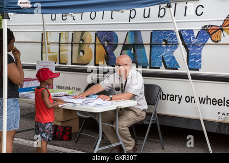 Detroit, Michigan - Detroit Public Library 'Libreria su rotelle" ad un'estate street fair detenute da un gruppo di quartiere. Foto Stock