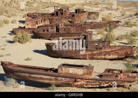 Navi arrugginito sul primo fondale di Aral vicino a Moynaq, Uzbekistan. Foto Stock
