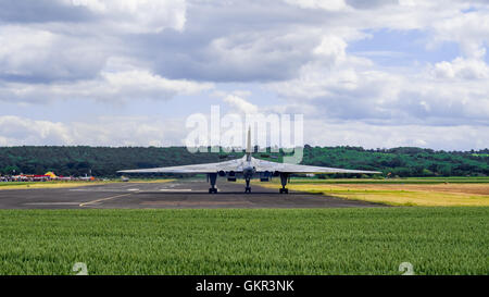 Avro Vulcan XM655 rullaggio sulla pista a Wellesbourne airfield come parte di un esercizio annuale di display. Foto Stock