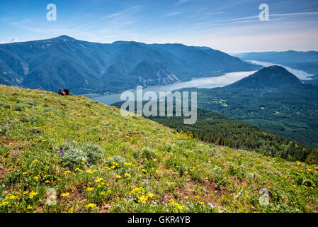 Escursionista tenendo nella vista dalla cima del cane il sentiero di montagna, Columbia River Gorge National Scenic Area, Washington. Foto Stock