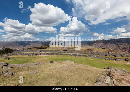 Sito Inca in Perù Saqsaywaman con il classico Inca lavori in pietra che ci sorprende oggi Foto Stock