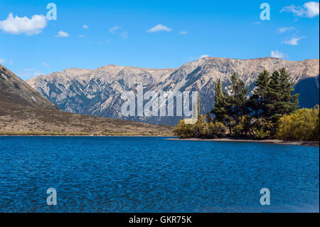 Il lago di Pearson / Moana Rua Wildlife Refuge situato nel Craigieburn Forest Park nella regione di Canterbury, Isola del Sud della Nuova Zelanda Foto Stock