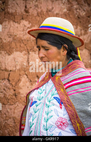 Il quechua donna che indossa abiti tradizionali e hat nel villaggio Misminay, Valle Sacra, Perù. Foto Stock