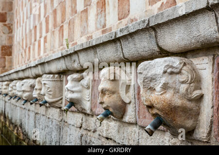 Close-up di Fontana delle 99 Cannelle, L' Aquila, Abruzzo, Italia Foto Stock