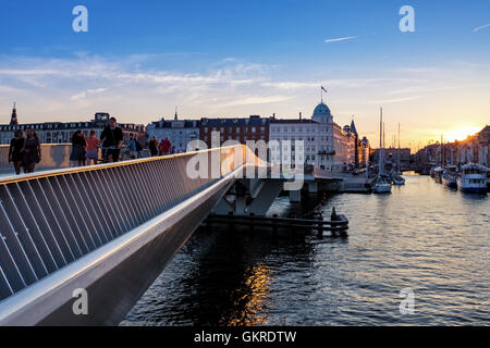 Inderhavnsbroen - Porto Interno pedoni e ciclisti ponte di collegamento Nyhavn e Christianshavn, Copenhagen, Danimarca Foto Stock