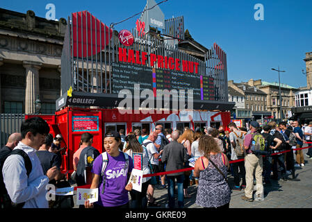 La Vergine "metà prezzo Hut' presso il Tumulo di budget di vendita di biglietti per spettacoli durante la Edinburgh Fringe Festival. Foto Stock