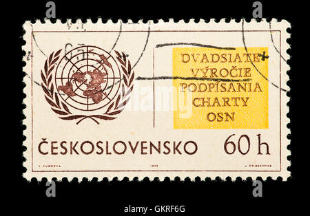 Francobollo dalla Cecoslovacchia raffiguranti le Nazioni Unite simbolo e l'iscrizione. Foto Stock