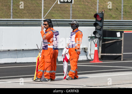 Il Marshalls in pit lane al Campionato del Mondo Superbike (Superbike 2010) racing a Sepang 2016. Foto Stock