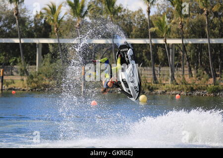 Jet Ski Jumping modi laterali in acqua a Seaworld Foto Stock