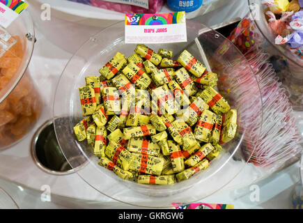 Interno della IT'SZUCCHERO store su Broadway in Greenwich Village. Un display di MARIA JANES candy in vendita dall'oncia. Foto Stock